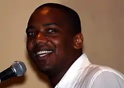 J. August Richards interprète Charles Gunn