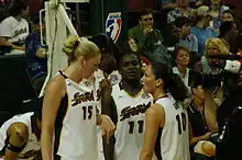 Conversation lors d'un temps mort entre Lauren Jackson (no 15) et Sue Bird (no 10)