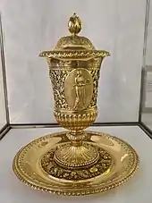 Coupe couverte avec présentoir (1815).