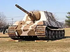 Jagdtiger no&nbsp;305020 de Fort Lee. À noter les impacts sur le blindage frontal et le mantelet de canon (sur la droite de ce dernier).