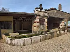 La fontaine-lavoir du centre.