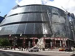 Le James R. Thompson Center, principal bâtiment desservi par la station.