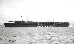 photo en noir et blanc d'un porte-avions