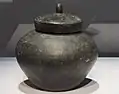 Jarre au lustre noir, imitant l'aspect du laque. Grès, H. 20 cm. Baekje. Ve&nbsp;siècle. Musée national de Gongju
