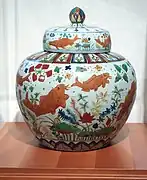 Porcelaine Jingdezhen polychrome wucai. Poissons et végétation aquatique. Règne Jiajing 1507-1567. H. 46&nbsp;cm. Musée Guimet