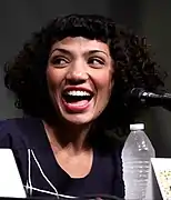 Jasika Nicole dans le rôle de Dr Carly Lever