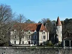 Le château de Jaure et sa tour-pigeonnier.