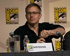 Jay Karnes interprète Holland « Dutch » Wagenbach.