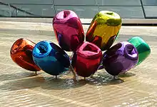 Tulipes, acier inoxydable poli miroir avec revêtement de couleur transparent. 2,03&nbsp;×&nbsp;4,57&nbsp;×&nbsp;5,20&nbsp;m. 5 versions, 1995-2004. Hanovre.