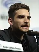 Jeff Ward&nbsp;(en) interprète Deke Shaw