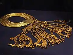 Grand collier en or trouvé sur la momie de Psousennès Ier à Tanis – Musée du Caire.