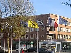 Drapeau de Flandre présent au côté des drapeaux dunkerquois, français et européen, place Jean Bart à Dunkerque.