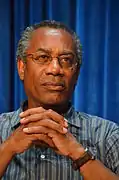 Joe Morton interprète Rowan « Eli » Pope.