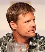 Joel Gretsch interprète Victor Beauchamp