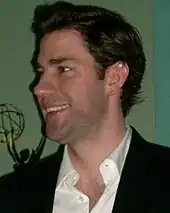 Photographie d’un jeune homme souriant lors d’un panel.