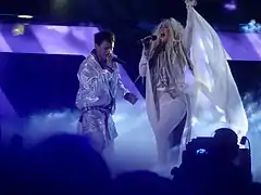 Jon Henrik Fjällgren et Aninia, interprétant En värld full av strider.