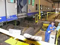 L'atelier comprend un vérin en fosse, qui permet de déposer un bogie afin d'assurer son entretien. Ici, le bogie est en cours de déplacement latéral sur le vérin, après sa séparation de la voiture par une translation verticale.