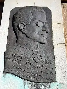 Portait de l'abbé Joseph Bordes (1945) sur plaque de bronze apposée sur un mur extérieur de l'église de la Madeleine de Mont-de-Marsan