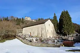 La chapelle Saint-Maurice surplombée par l'église paroissiale Saint-Jean-Baptiste de Jougne.