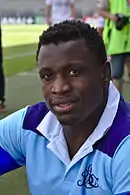 Un homme de face, habillé d'un maillot de rugby.