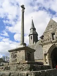 L'église, le clocher, le calvaire, le porche.
