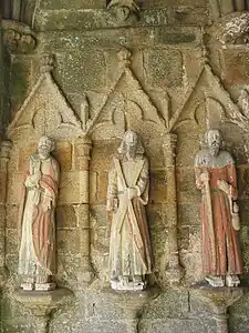 Statues du porche dont celles de saint André avec sa croix et de saint Pierre avec les clefs du paradis.