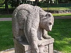 L'ours pêchant dans le parc de Kaivopuisto.