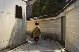 Geisha sur une ruelle de Kamishichiken