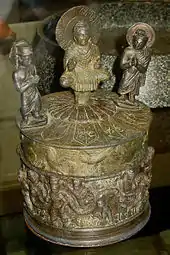 Reliquaire (dit) de Kanishka avec inscription. Shah-ji-ki-dheri, Gandhara. Époque post-kushan ? Bronze, H. 18&nbsp;cm; D. 12,7&nbsp;cm. Peshawar Museum
