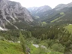 Vue de la Karwendeltal depuis la Karwendelhaus : à droite le chaînon nord des Karwendel, à gauche le chaînon Hinterautal-Vomper.