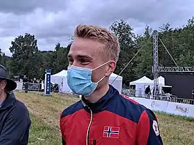 Kasper Harlem Fosser portant un masque et souriant