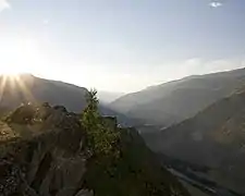 Vue vers l'aval de la rivière.