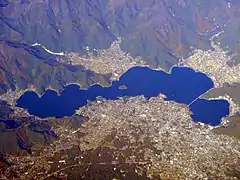 Vue satellite du lac.