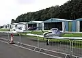 Un avion léger aux hangars de l'aéroport de Kemble (Gloucestershire), Angleterre