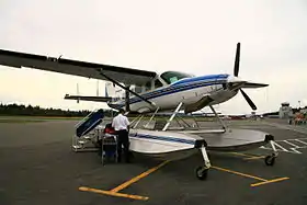 Un Cessna 208 de Kenmore Air sur l'aéroport en 2007.