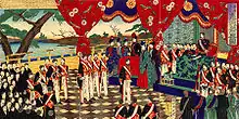 Estampe japonaise. À droite se trouve l'empereur en uniforme, une table avec la constitution devant lui. Sur ses cotés et devant lui, des dames en habits victoriens, des officiels en uniforme et, tout à gauche, une foule d'hommes en costumes noirs.