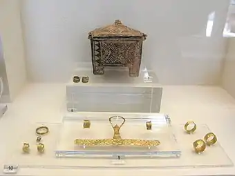 Boîte et bijoux d'une tombe de jeune fille. XIe&nbsp;siècle. Ancien cimetière du Céramique