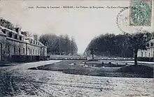 Le château de Kerguéhennec au début du XXe&nbsp;siècle : la cour d'honneur (carte postale).