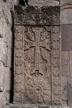 Khatchkar devant Sourp Grigor Lousavorich, monastère de Gochavank, sculpté en 1291 par Poghos,.