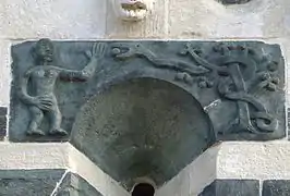 Linteau de la fenêtre Ouest : Ève succombant au serpent