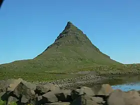 Vue de Kirkjufell par son côté le plus étroit.