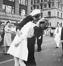 Kissing the War Goodbye de Victor Jorgensen, photographie proche de celle d'Eisenstaedt.