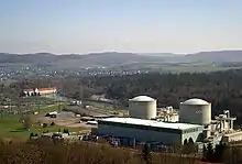 La centrale nucléaire (en avant-plan) et la centrale hydroélectrique (en arrière-plan, sur la gauche) vues depuis Böttstein.