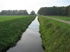 Même type de fossé de drainage, mais rectifié et recalibré à la fin du XXe&nbsp;siècle (moins intéressant en termes écopaysager, de biodiversité, de services écosystémiques ou de qualité de l'eau).