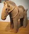 Haniwa : cheval harnaché. Terre cuite, haji. H. 78 cm. Ve ou VIe&nbsp;siècle. Musée Guimet