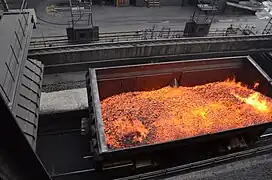 Coke incandescent en cours d'acheminement vers le refroidisseur.