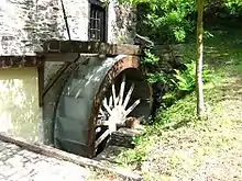 La roue du moulin de Kollig, actionnée par l'eau de l'Elzbach.