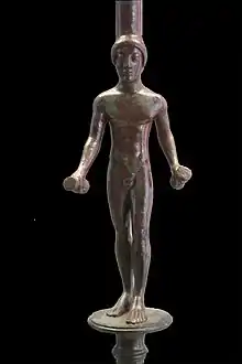 Kouros étrusque, partie centrale d'un brûle-parfum en bronze. Étrurie. Ve siècle AEC