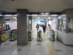 Portillon d’accès principaux pour les quais.