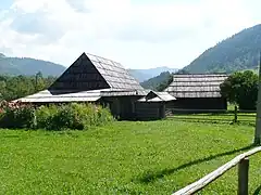 Musée Houtsoules, classé. Une partie du film Les Chevaux de feu y fut tournée,